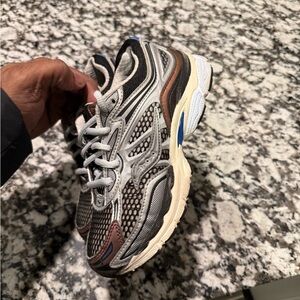 Boys saucony sneakers